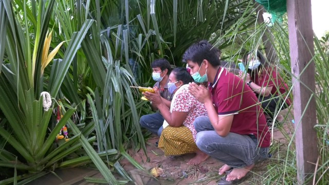 ฮือฮา! ชาวบ้านแห่ขอเลขเด็ดปราสาทที่เก่าที่สุดในไทย