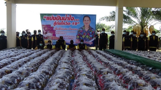 ผู้ว่าฯอ่างทอง นำทีมแจกชุดปันน้ำใจสู้ภัยโควิด 19