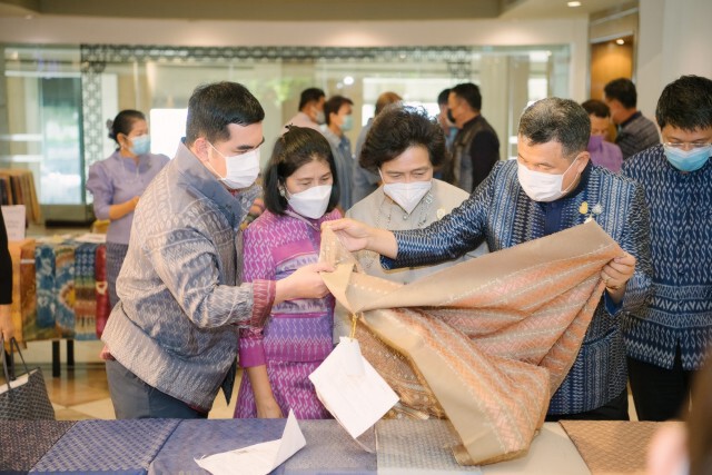 คนผ้าทั่วภาคอีสานประกวด "ผ้ามัดหมี่ลายขอเจ้าฟ้าสิริวัณณวรีฯ"