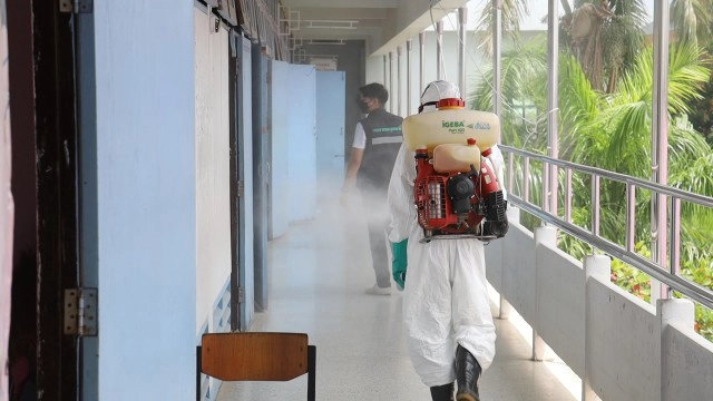 พ่นยาฆ่าเชื้อโรงเรียนอุดรพิทย์หลังนักเรียนติดโควิด