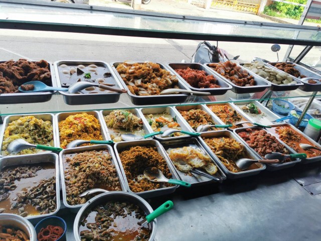 ข้าวแกง 10 บาทขวัญใจผู้มีรายได้น้อยยุคโควิด