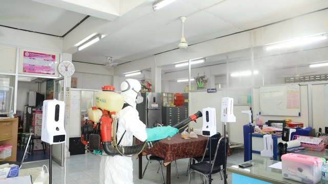พ่นยาฆ่าเชื้อโรงเรียนอุดรพิทย์หลังนักเรียนติดโควิด