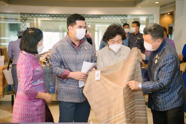 คนผ้าทั่วภาคอีสานประกวด "ผ้ามัดหมี่ลายขอเจ้าฟ้าสิริวัณณวรีฯ"