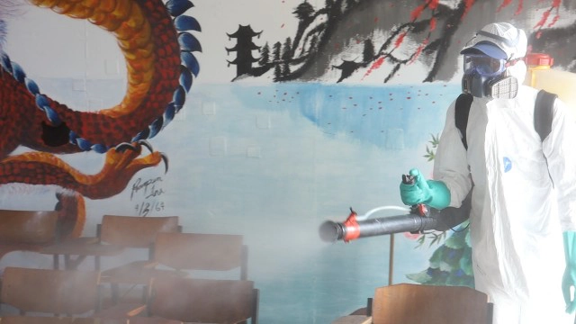 ทน.อุดรธานีเร่งพ่นยาฆ่าเชื้อโรงเรียนอุดรพิทหลังนักเรียนติดโควิด