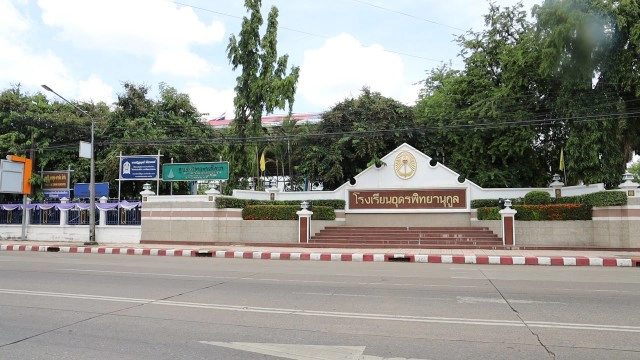 ทน.อุดรธานีเร่งพ่นยาฆ่าเชื้อโรงเรียนอุดรพิทหลังนักเรียนติดโควิด