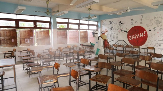 พ่นยาฆ่าเชื้อโรงเรียนอุดรพิทย์หลังนักเรียนติดโควิด