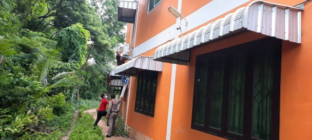 สาวใหญ่ติดในห้องน้ำแจ้ง191ช่วยออกมาได้