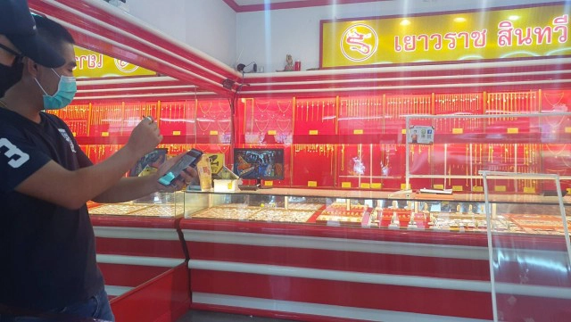 2 โจรควงปืนยิงขู่กวาดทอง 114 บาทหนีลอยนวล