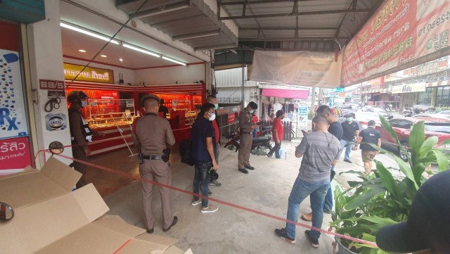 2 โจรควงปืนยิงขู่กวาดทอง 114 บาทหนีลอยนวล