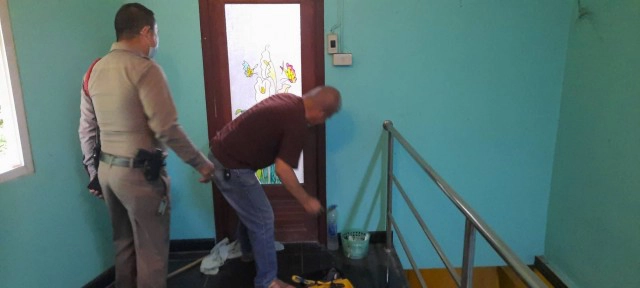 สาวใหญ่ติดในห้องน้ำแจ้ง191ช่วยออกมาได้