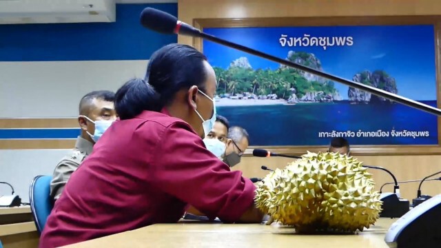 หิ้วทุเรียนอ่อนบุกร้องผู้ว่าฯ ชุมพร ถูกหลอกขาย
