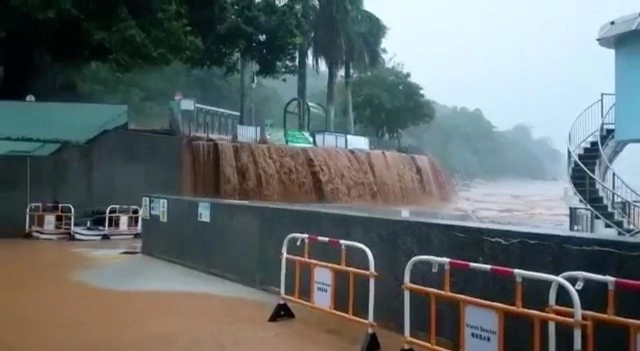ฮ่องกงประกาศเตือนภัยระดับสูงสุด หลังเจอฝนตกหนัก-ดินถล่มหลายพื้นที่