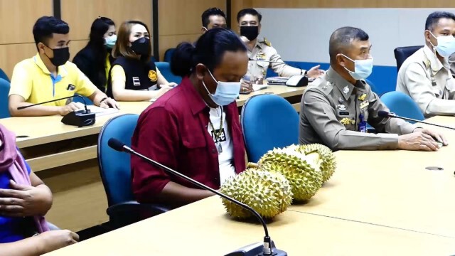 หิ้วทุเรียนอ่อนบุกร้องผู้ว่าฯ ชุมพร ถูกหลอกขาย