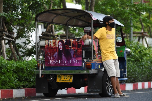 แฟนคลับ "เค-ป็อป" ต่อลมหายใจตุ๊กตุ๊กไทย