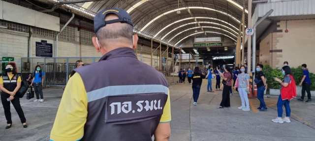 โรงงานเย็บผ้านนทบุรีติดเชื้อพุ่ง 60 คน คนงานนัดประท้วงให้ปิดฆ่าเชื้อ