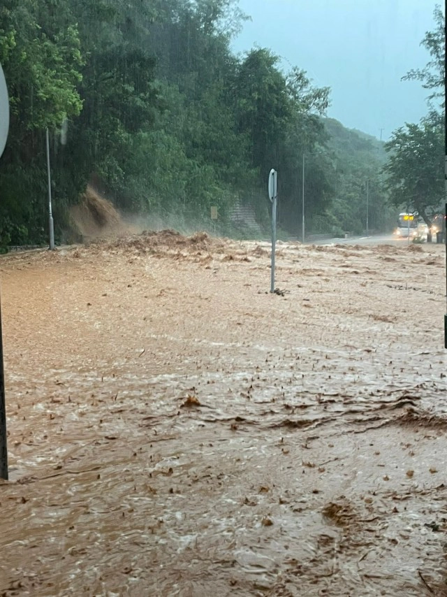 ฮ่องกงประกาศเตือนภัยระดับสูงสุด หลังเจอฝนตกหนัก-ดินถล่มหลายพื้นที่