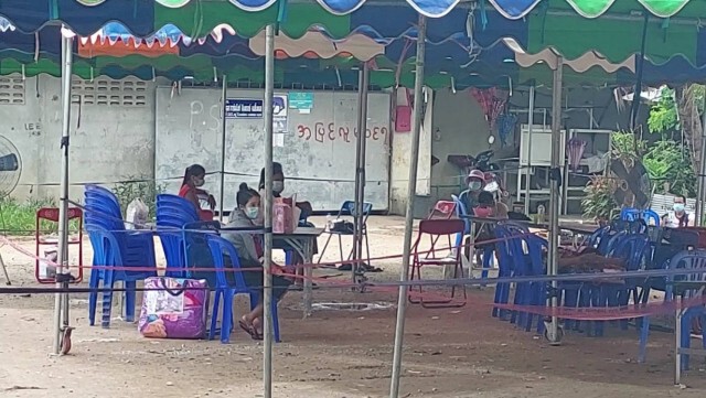 รพ.แม่สอดตระเวนรับผู้ป่วยโควิดตามโรงงาน