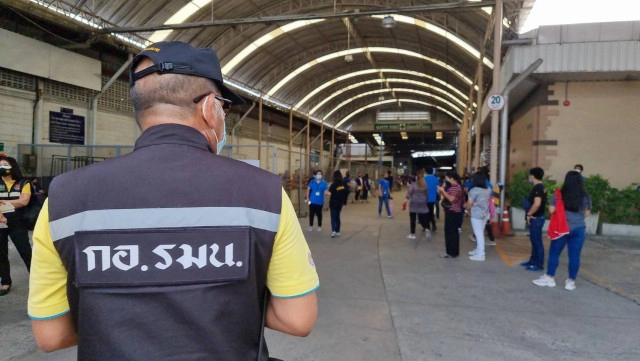 โรงงานเย็บผ้านนทบุรีติดเชื้อพุ่ง 60 คน คนงานนัดประท้วงให้ปิดฆ่าเชื้อ