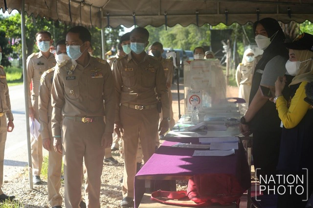 ตรึงกำลังเข้มรอยต่อ "สะบ้าย้อย-กาบัง" ห้ามย้ายแรงงาน