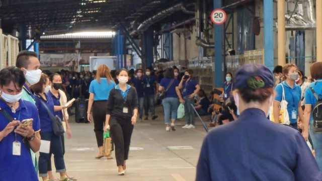 โรงงานเย็บผ้านนทบุรีติดเชื้อพุ่ง 60 คน คนงานนัดประท้วงให้ปิดฆ่าเชื้อ