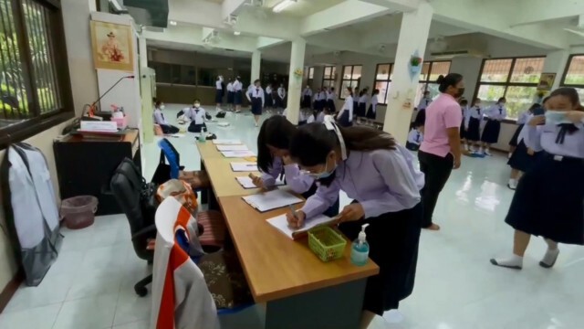 ผู้ปกครองแห่รับบุตรหลานกลับบ้าน