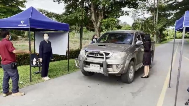 ผู้ปกครองแห่รับบุตรหลานกลับบ้าน