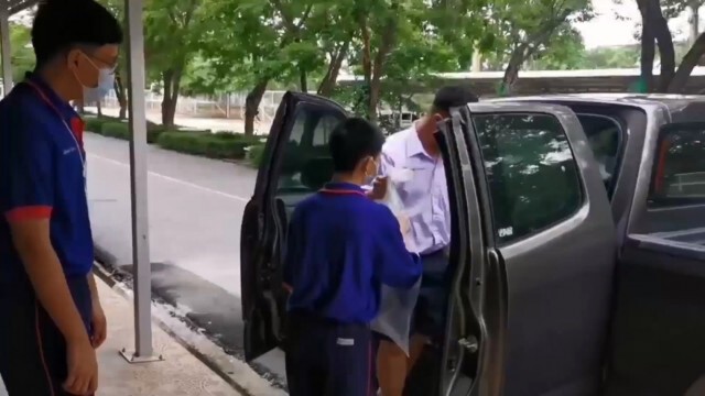ผู้ปกครองแห่รับบุตรหลานกลับบ้าน
