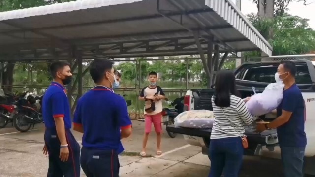 ผู้ปกครองแห่รับบุตรหลานกลับบ้าน