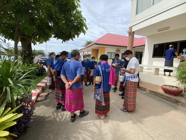 เทศบาลบ้านค้อ เจ๋ง! พนักงานหิ้วปิ่นโตแทนทานร้านอาหารเสี่ยงโรค