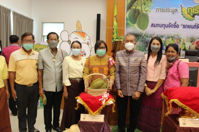 ประมูลทุเรียน "เมืองช้าง" 13 ลูก ยอดรวม 498,000 บาท