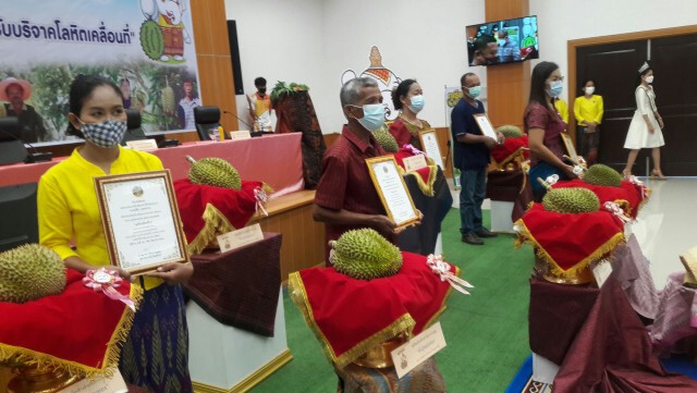 ประมูลทุเรียน "เมืองช้าง" 13 ลูก ยอดรวม 498,000 บาท