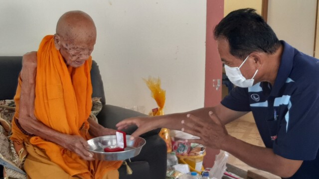 น่าทึ่ง ! หลวงปู่เกิดต้นรัชกาลที่ 6 สุขภาพแข็ง อายุ 103 ปี
