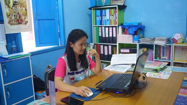 นร.ม้งลงดอยหาคลื่น-เรียนออนไลน์ข้างสวนยาง