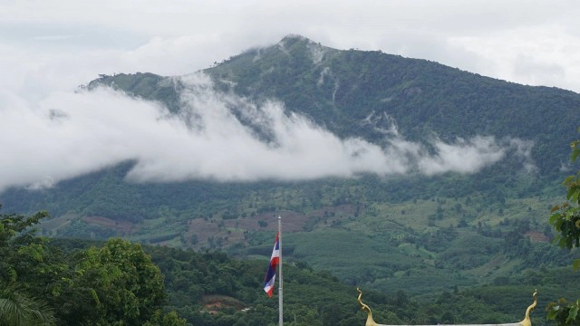 นร.ม้งลงดอยหาคลื่น-เรียนออนไลน์ข้างสวนยาง