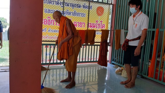 น่าทึ่ง ! หลวงปู่เกิดต้นรัชกาลที่ 6 สุขภาพแข็ง อายุ 103 ปี