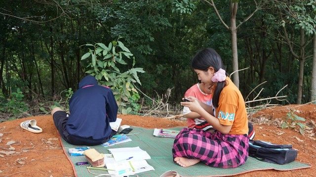 นร.ม้งลงดอยหาคลื่น-เรียนออนไลน์ข้างสวนยาง