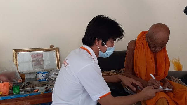 น่าทึ่ง ! หลวงปู่เกิดต้นรัชกาลที่ 6 สุขภาพแข็ง อายุ 103 ปี