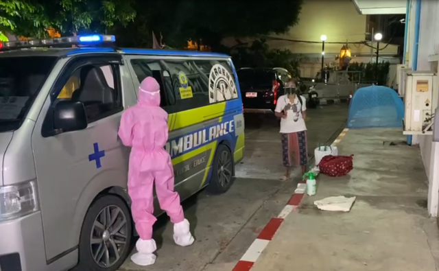 สลดใจ! หญิงสูงอายุติดโควิด กางมุ้งรอเตียงผู้ป่วยหน้าโรงพัก