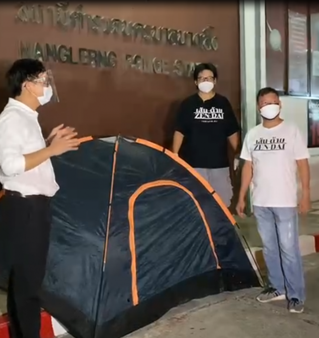 สลดใจ! หญิงสูงอายุติดโควิด กางมุ้งรอเตียงผู้ป่วยหน้าโรงพัก