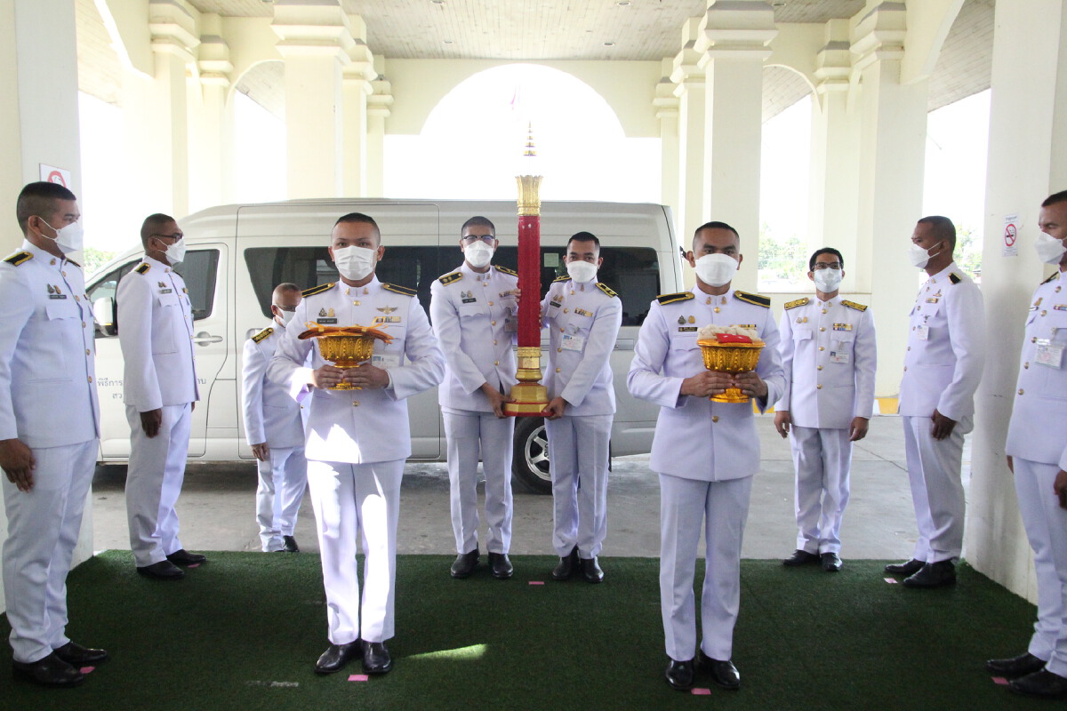 ผู้ว่าราชการจังหวัดอุบลราชธานี อัญเชิญเทียนพรรษาพระราชทาน
