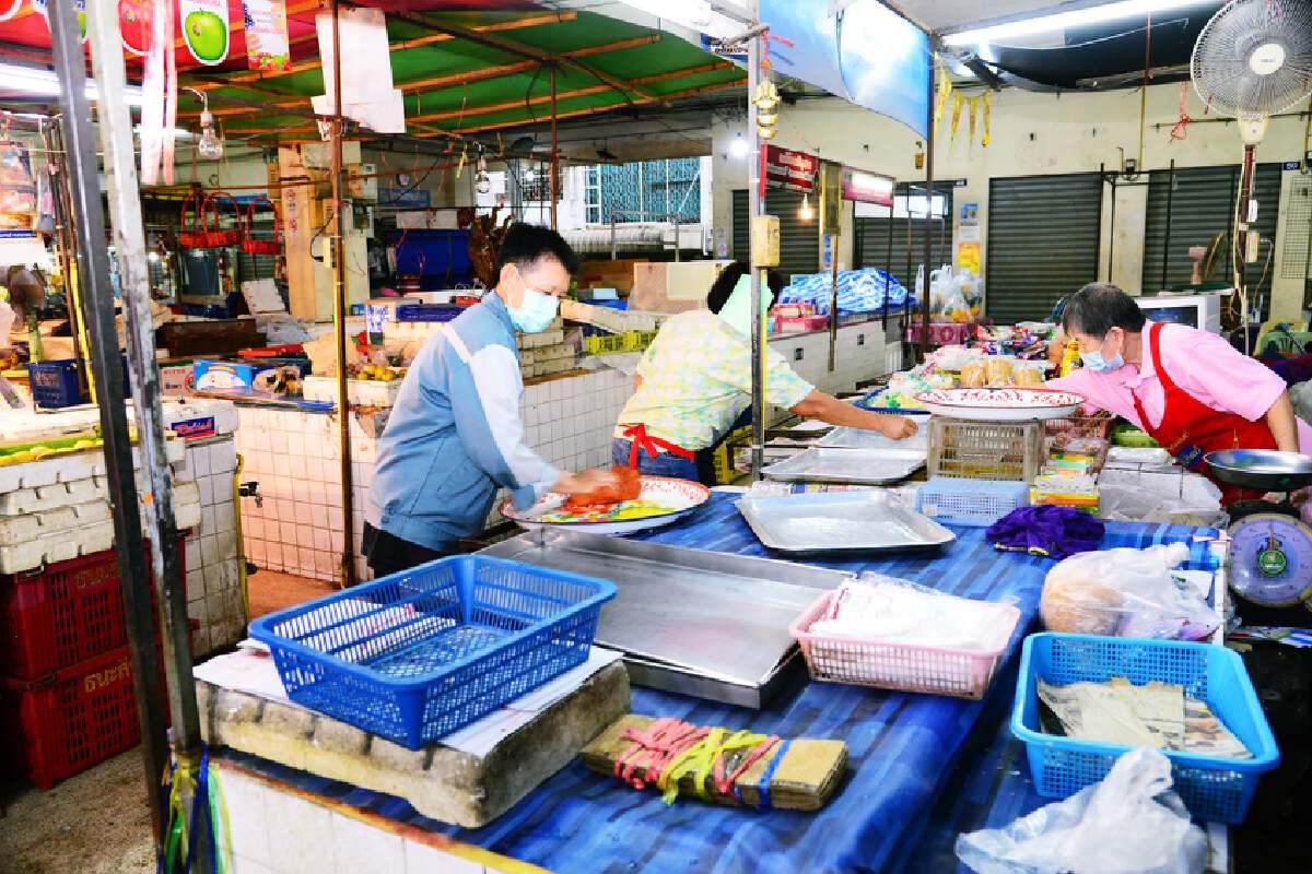 พ่อค้าแม่ค้าออกเงินล้างตลาดเอง คุมเข้มโควิดหลังยอดพุ่งสูงทุกวัน