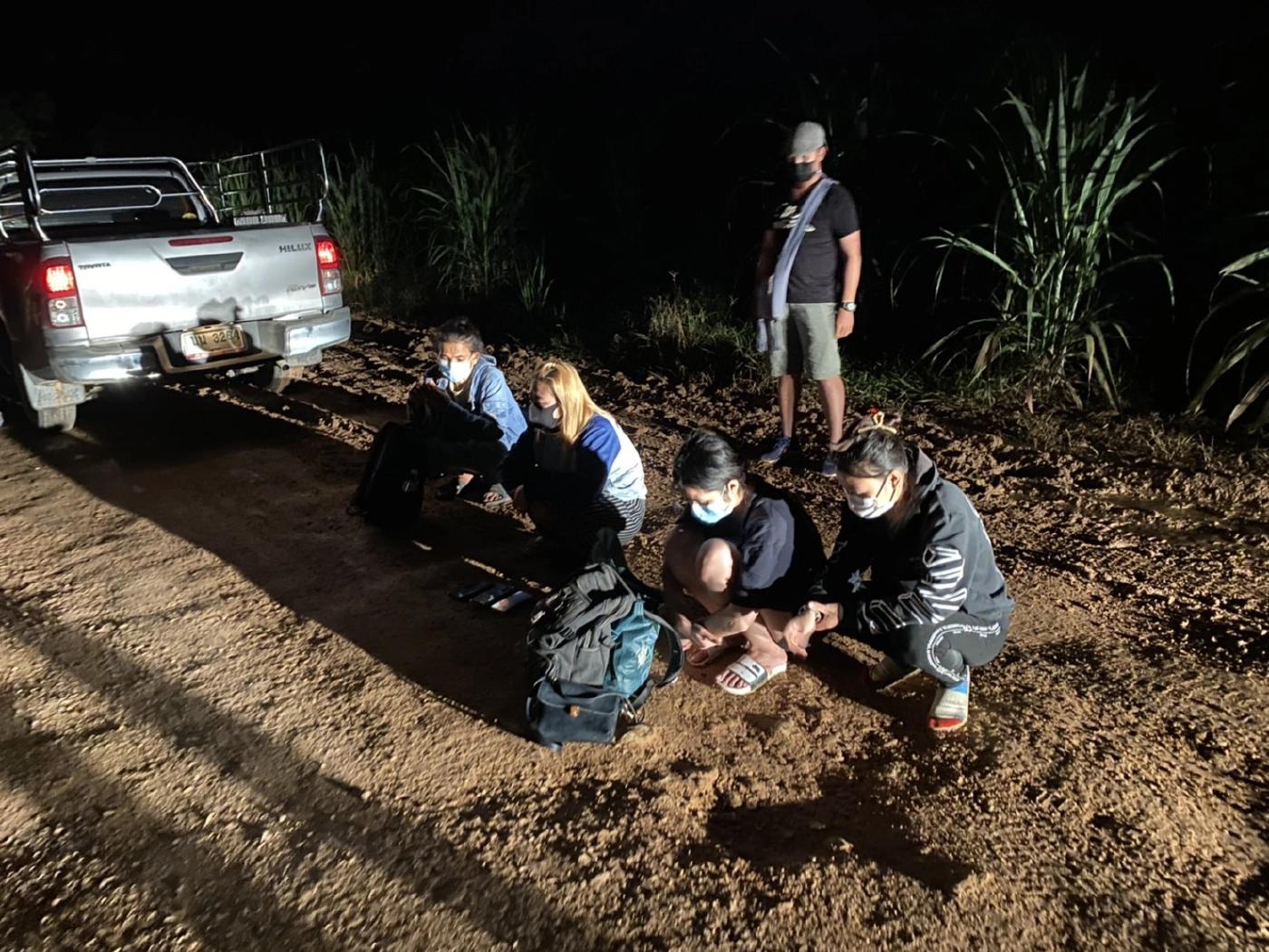 ทหารดักจับขบวนการขนแรงงานต่างด้าวไม่สนโควิดระบาด 14 คน