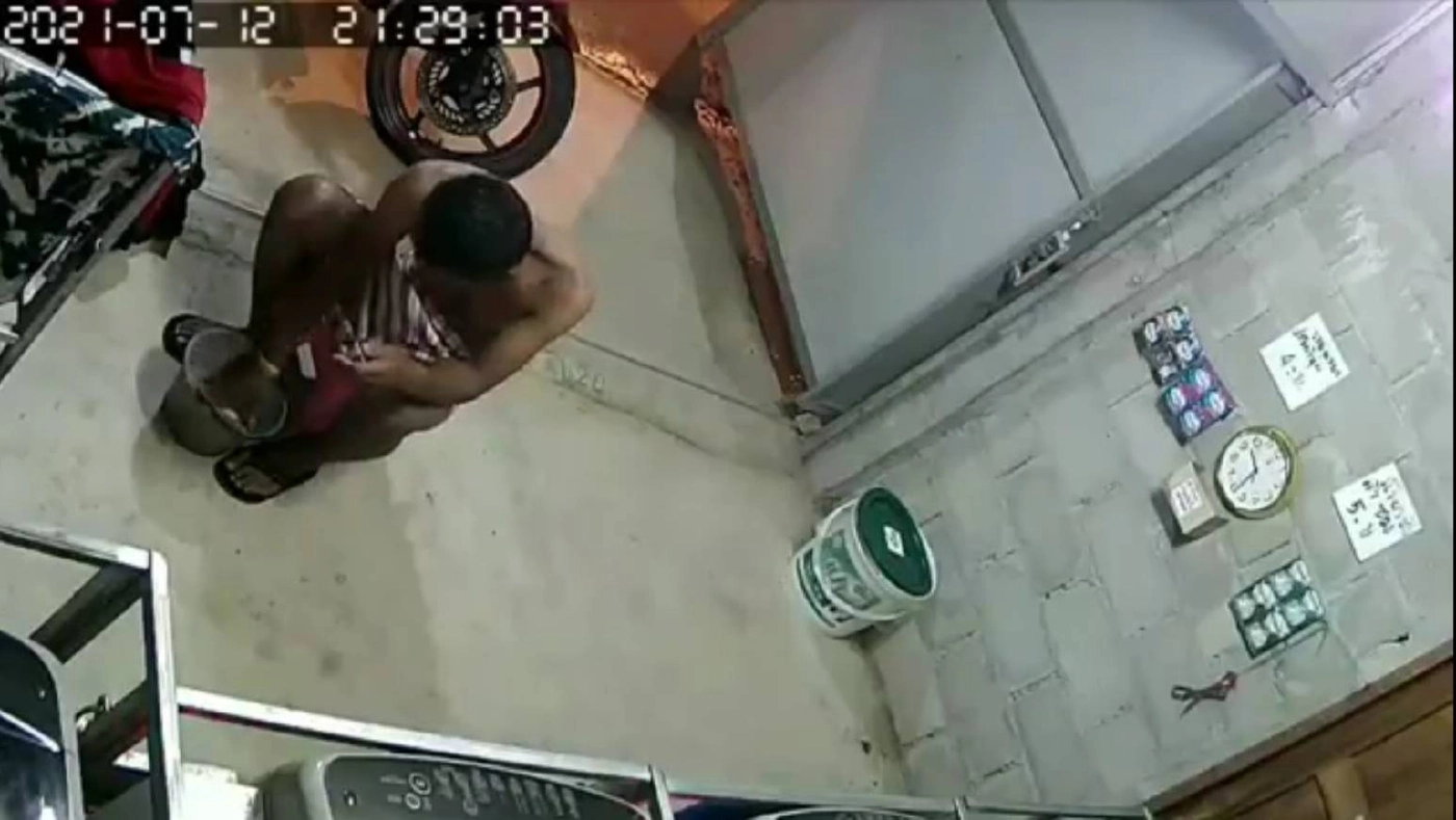 ร้านซักผ้าแจ้งจับ!ชายปริศนา“อาบน้ำ-ล้างรถ-ล้างเหรียญ”