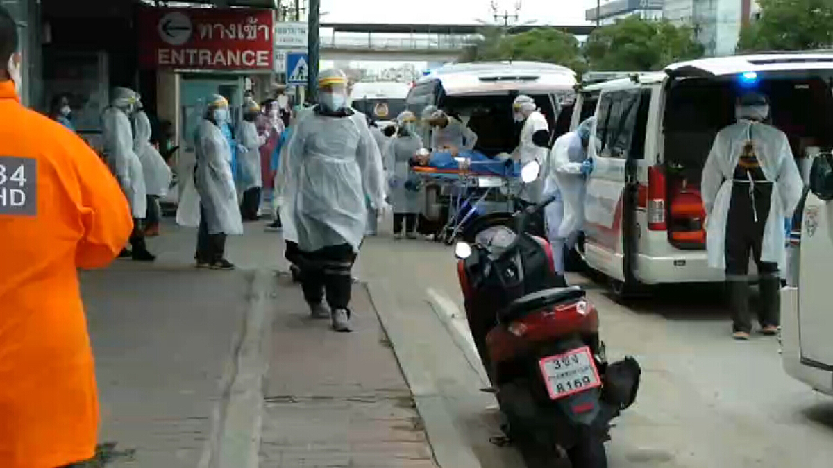 เจ้าหน้าที่ลำเลียงคนไข้กลับรพ. หลังเพลิงไหม้โรงงานหมิงตี้กลับสู่ปกติ