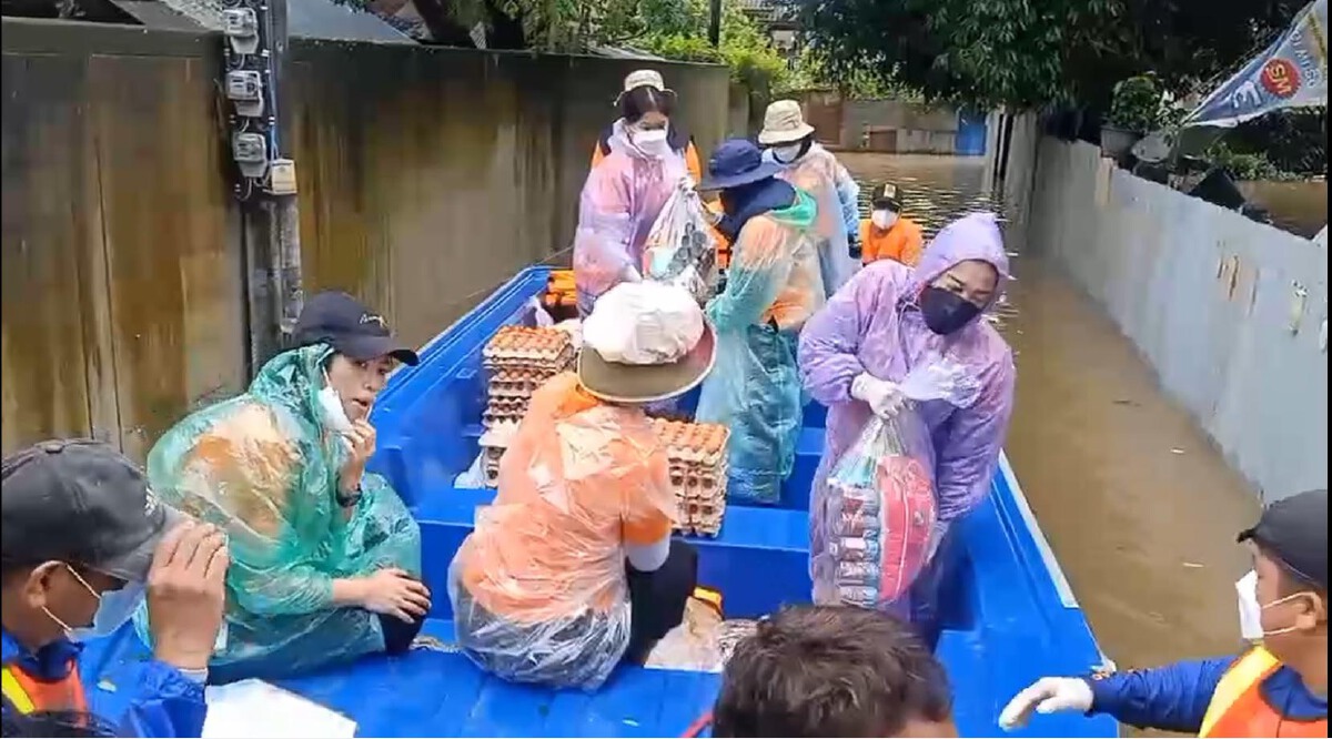 น้ำลดขยะลอยเกลื่อน"ล่องเรือแจกอาหาร-ยา"