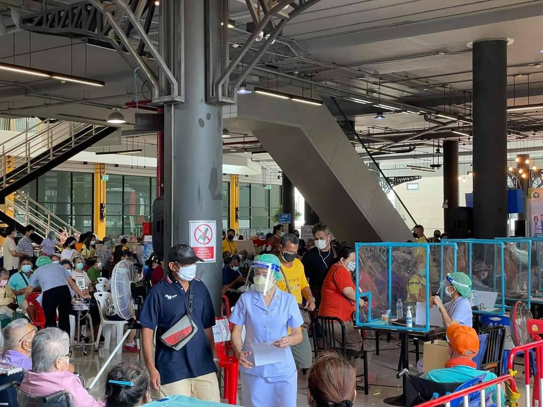 คนสมุทรสาครเเห่ฉีดวัคซีนฉุกเฉิน หลังติดเชื้อใหม่ใกลัทะลุ 1 พัน 