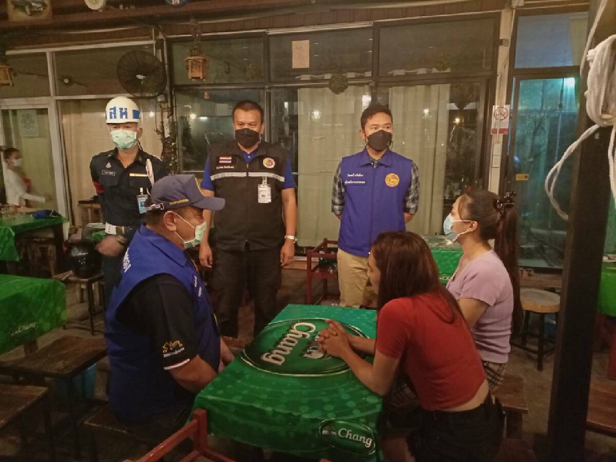 นักดื่มวิ่งหนีกระเจิงฝ่าฝืนคำสั่งดื่มในร้านเกินเวลา