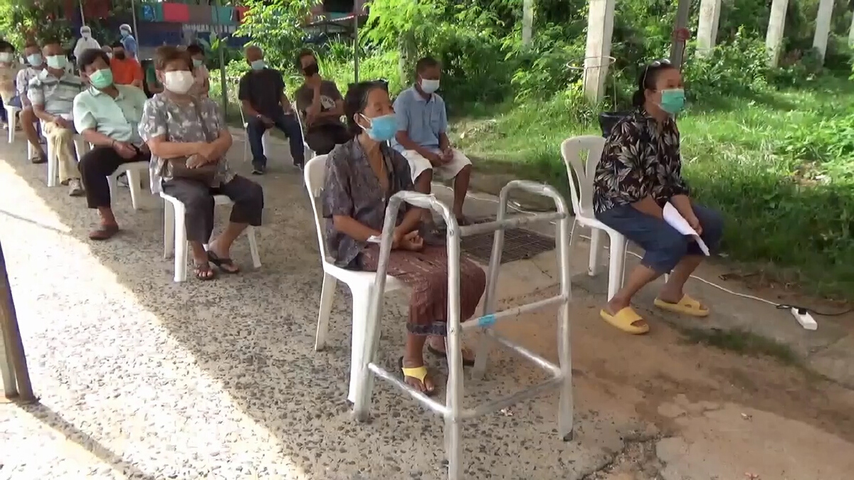 รถชีวนิรภัยตรวจเชิงรุกชุมชนล็อกดาวน์วังทอง 500  คน
