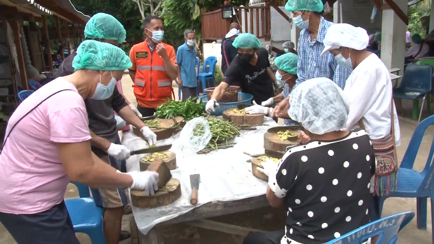 ชาววังเหนือรวมพลังปรุงยาสมุนไพรแจกฟรี-สร้างภูมิสู้โควิด-19