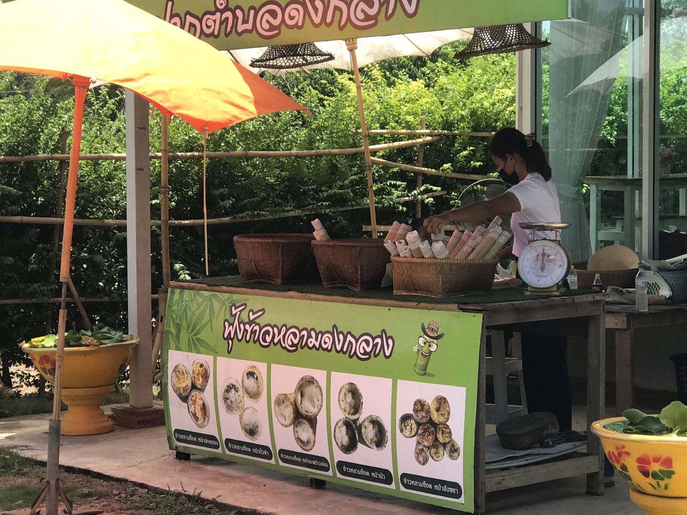 ชาวนาหนุ่มหันเผา"ข้าวหลามช็อต"ขายรายได้งาม